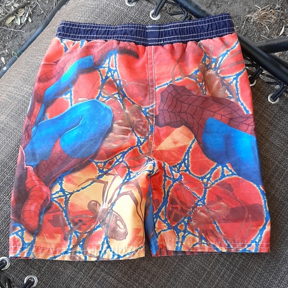 boys Spiderman swimming trunks Size 4T - Picture 2 of 3